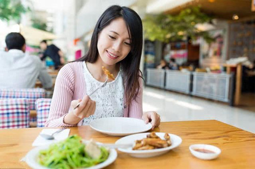 约女生吃饭可以聊什么 和女生吃饭怎么摆脱尬聊